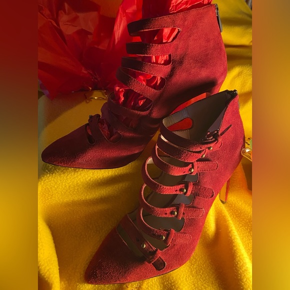 POUR LA VICTOIRE Vero Cuoio, Burgandy Suede Ankle Booties. Size 8M. - Picture 4 of 13